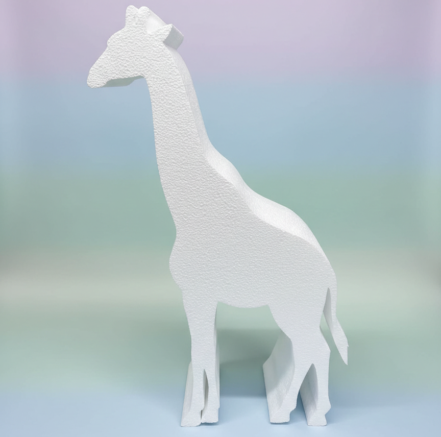 Biała styropianowa żyrafa na pastelowym tle